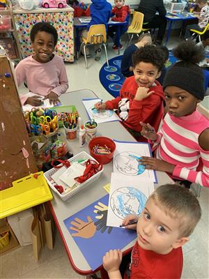 Students work together 